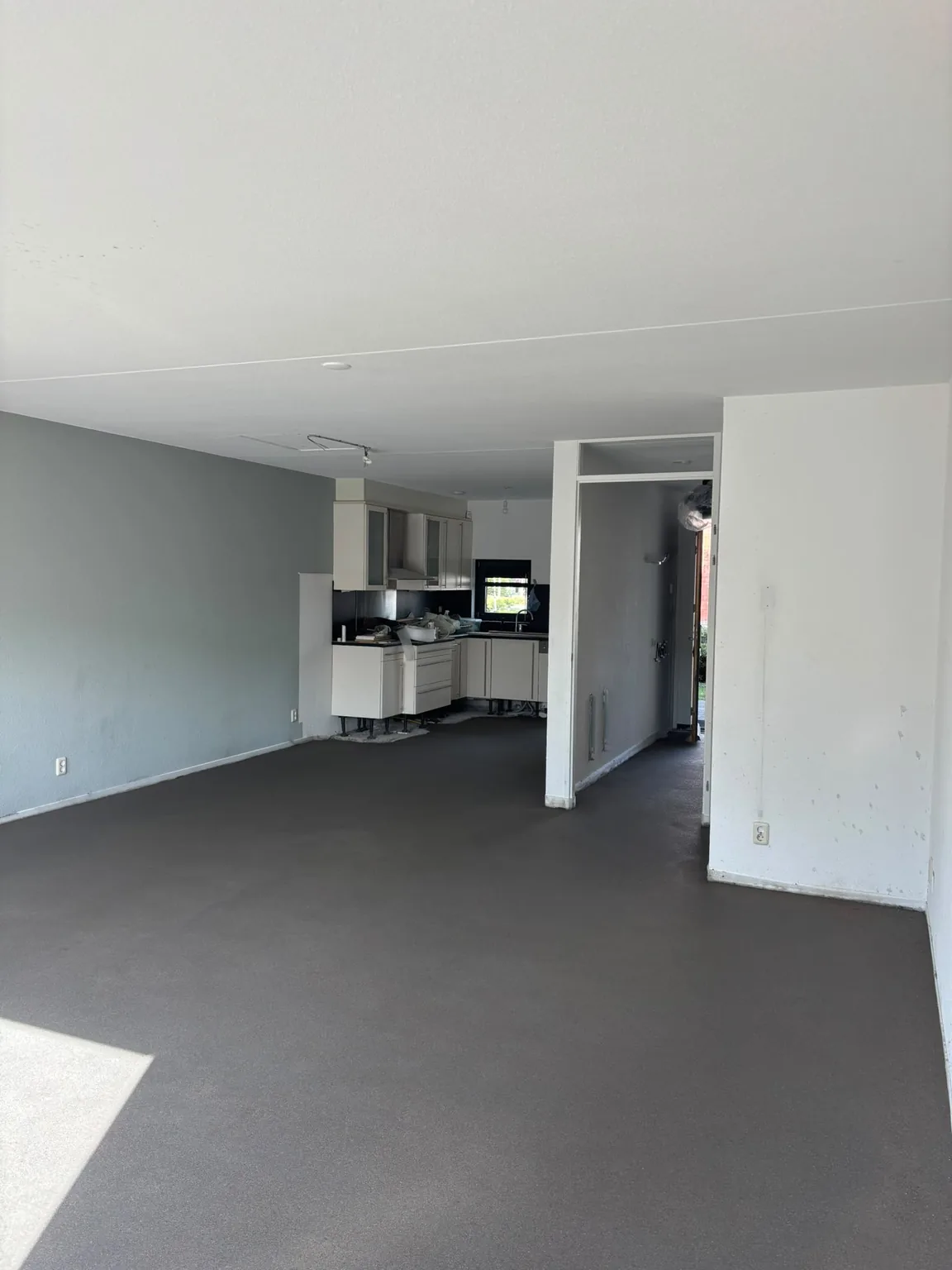Woonkamer en keuken met de nieuwe, vlakke vloer